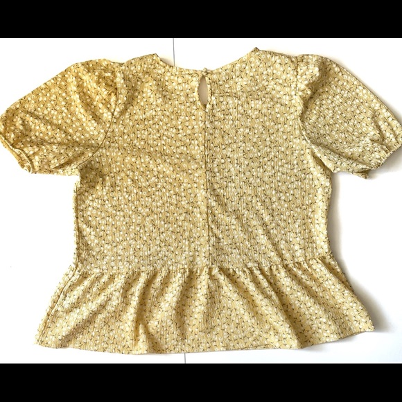 Yellow floral peplum top 🌼 - Picture 2 of 4